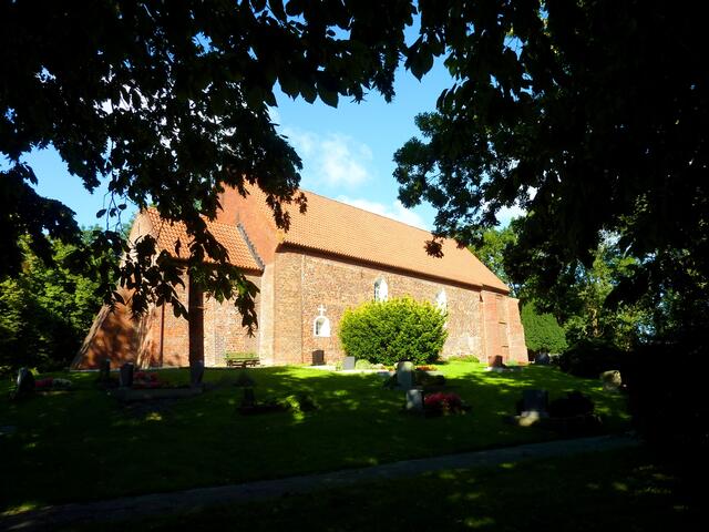 Die Kirche ohne Turm, die Glocke befindet sich in dem kleinen Anbau links