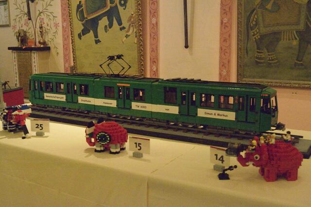 Der TW 6000 als "Lego"-Modell im Zoo Hannover 2015