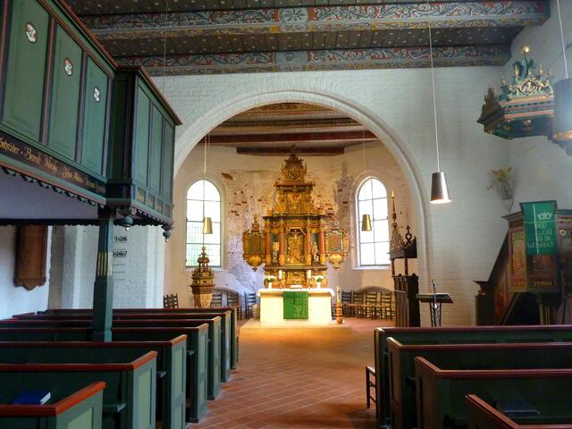 Der berühmte Münstermannaltar; links im Bild ist der ebenfalls von Ludwig Münstermann geschaffene Taufstein zu sehen.