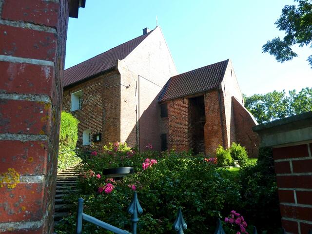 Urige Wurtenkirche in Tossens: St. Bartholomäus