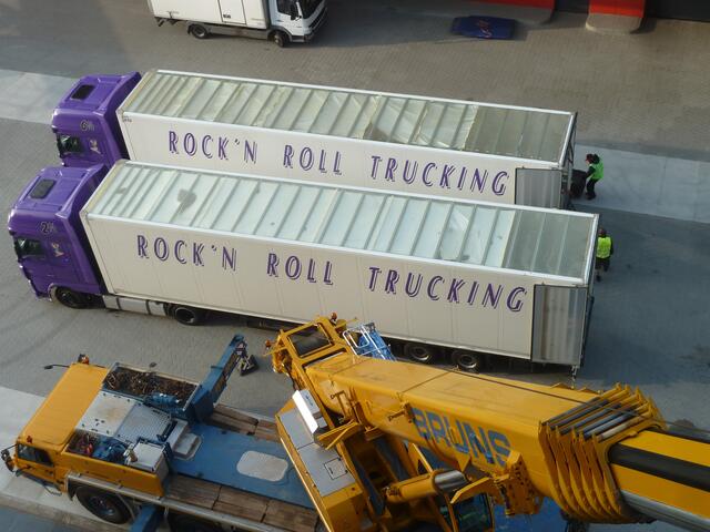 Die Trucks von Peter Maffay werden beladen.