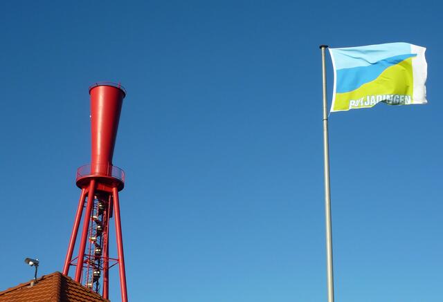 Das Oberfeuer ist das Wahrzeichen von Eckwarderhörne. Da es nicht mehr für die Seefahrt benötigt wird, soll es zukünftig ein kleines Museum für Seezeichen und Schifffahrt werden. Von hier aus verkehrt von Mai bis September eine Personen- und Fahrradfähre nach Wilhelmshaven.