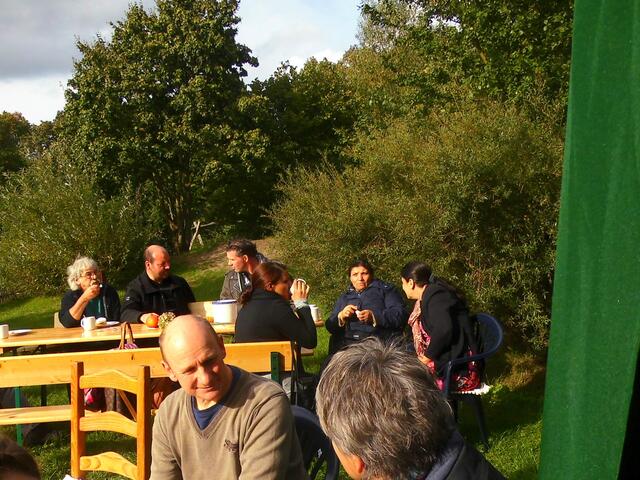 . . . "Herzlich Willkommen" beim Herbstfest  . . ., der  .Flüchtlingssozialarbeiter der Stadt Burgdorf Eitel Moch,vo. li., der seit einiger Zeit im Einsatz ist und zum guten Zusammenleben auch der Neuankömmlige beitragen soll. . .