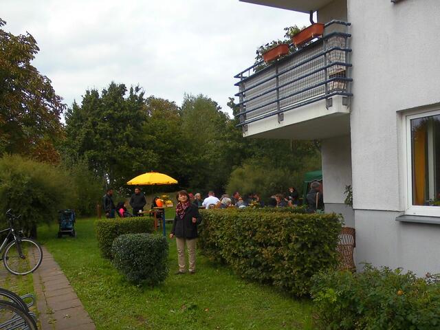 . . . Barbara Martens,vorn, beim Herbstfest am "Nachbarschaftstreff" im Ostlandring in Burgdorf . . .