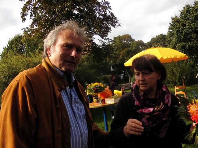 . . . der neue DRK-Vorsitzende des Ortsverbandes Burgdorf Gero von Oettingen,li., war der Einladung zu diesem Fest gefolgt, re. Barbara Martens . . .