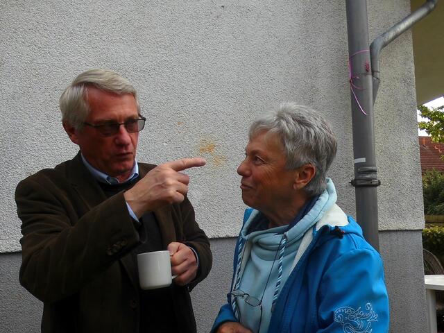 . . . Reinhild Bielinski, re. von St. Pankratius Burgdorf, die sich für die Integration der Menschen einsetzt, im Gespräch mit Alfred Baxmann, Bügermeister der Stadt Burgdorf . . .
