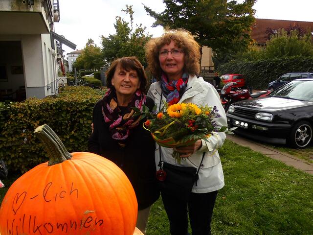 . . . Christa Weilert-Penk, stellv. Bürgermeisterin der Stadt Burgdorf,re. bedankt sich bei Barbara Martens mit einem Blumenstrauß für die Einladung . . .