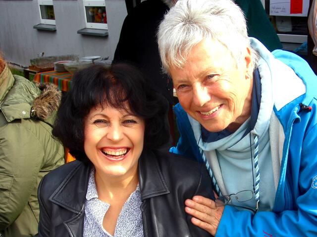 . . . Reinhild Bielinski, re.. von St. Pankratius Burgdorf, die sich für die Integration der Menschen einsetzt, mit einer Spätaussiedlerin aus Kasachstan . . .