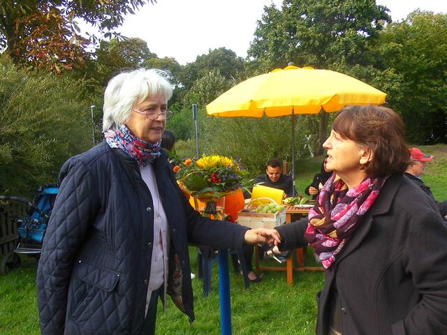 . . .  Barbara Martens,re. empfängt Elisabeth Goldmann,li.,  1. Vorsitzende des Vereins "Benefizz, Gutes leben" beim Herbstfest am Ostlandring . . .