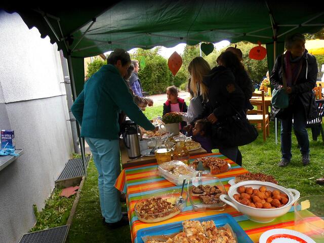 . . . viele Spezialitäten aus ihren Ländern brachten die ausländischen Nachbarn zum Essen mit . . .