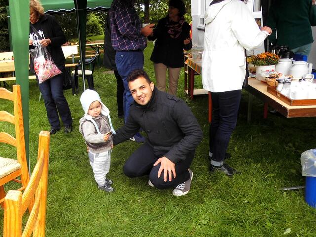 . . .  auch die ausländischen Nachbarn mit ihren Kindern nahmen die Einladung zum Herbstfest an . . .