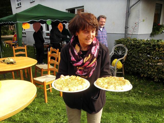 . . . Barbara Martens,re., Leiterin des "Nachbarschaftstreff"  am Ostlandring in Burgdorf zeigt die Teller mit Reiskuchen, eine Spezialität der ausländischen Gäste . . .