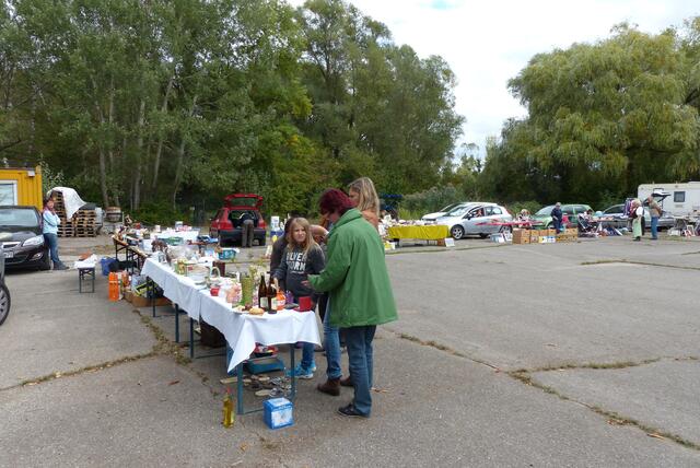 der Flohmarkt ...... ein Stand der ausschließlich seinen Erlös fürs Tierheim erwirtschaftete, von den anderen kam die Standgebühr .....
