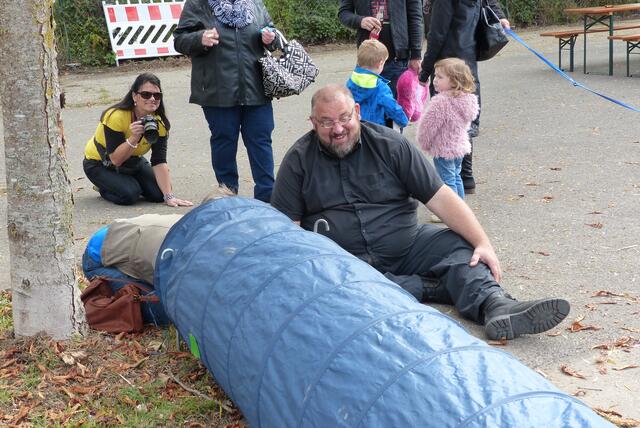 mit vereinten Kräften .................... unter völligem Einsatz .......