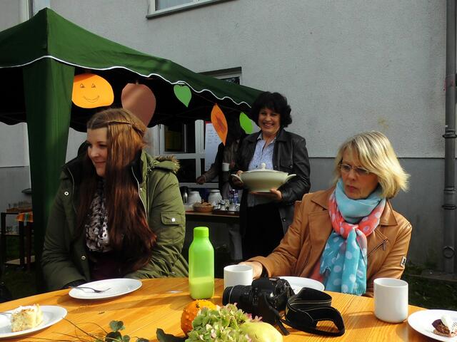 . . . und wieder wird etwas Essbares zum Herstfest gespendet . . .