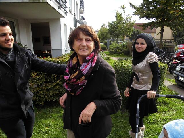 . . . Barbara Martens begrüßt herzlich ihre ausländischen Gäste . . .