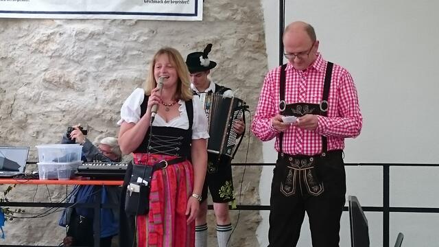 die Trainerin der jungen Tanzgruppe Petra Forthofer mit Moderator Markus Haschner