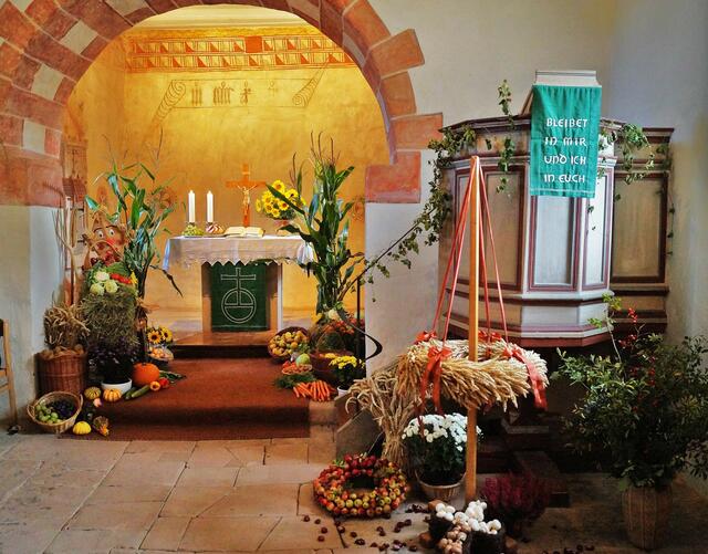 Zum Erntedankfestgottesdienst geschmückte Bergkirche