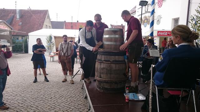 der gelungene Bieranstich durch Christian Martin