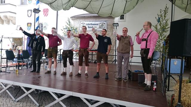 Das Maßkrugstemmen - eine bayerische Tradition - hier die Männer