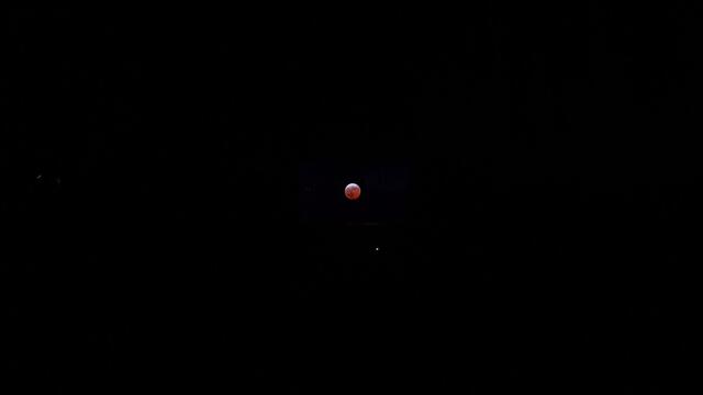 Blutmond am 28.9.2015 um 4:27h - die Lichtpunkte sind Straßenlaternen - keine "Sterne" !