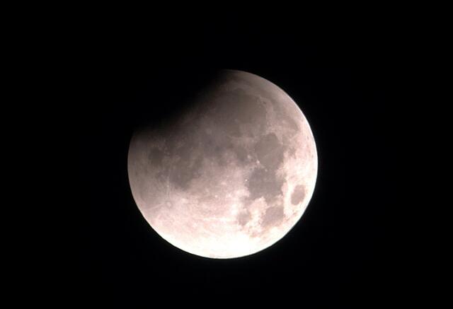 Die Finsternis hat begonnen.