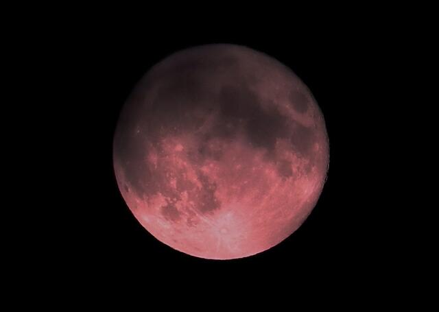 Während der totalen Phase zeigt der Mond eine rötliche Färbung - ähnlich dieser farbveränderten Aufnahme, die ich am folgenden Abend gemacht habe.