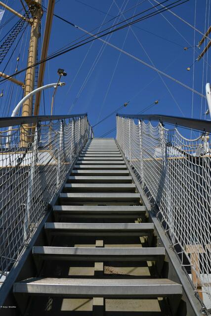 Über die Gangway geht es an Bord der Viermastbark Passat (Foto: Katja Woidtke)