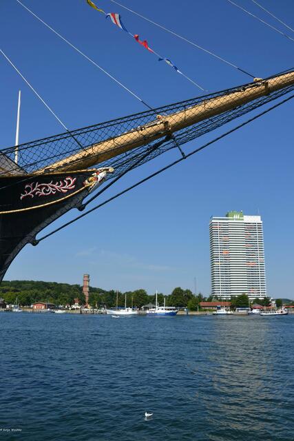 Blick von der Passat über die Trave zum Alten Leuchtturm (links) und Maritim (Foto: Katja Woidtke)