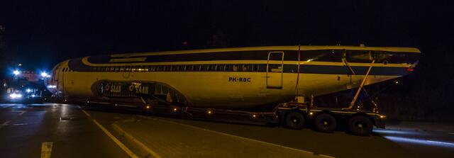 Ein Passagierjet rollt über die  Autobahn | Foto: SCHWARZE-art-PGOTOGRAPHIE