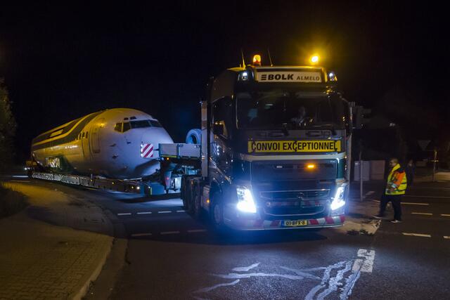 Ein Passagierjet rollt über die  Autobahn | Foto: SCHWARZE-art-PGOTOGRAPHIE