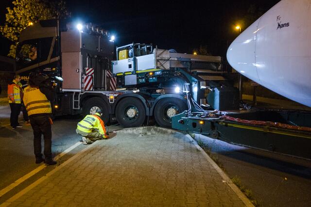 Ein Passagierjet rollt über die  Autobahn | Foto: SCHWARZE-art-PGOTOGRAPHIE