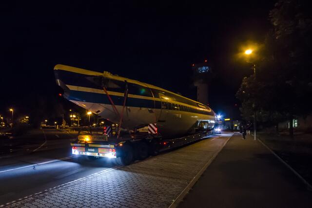 Ein Passagierjet rollt über die  Autobahn | Foto: SCHWARZE-art-PGOTOGRAPHIE