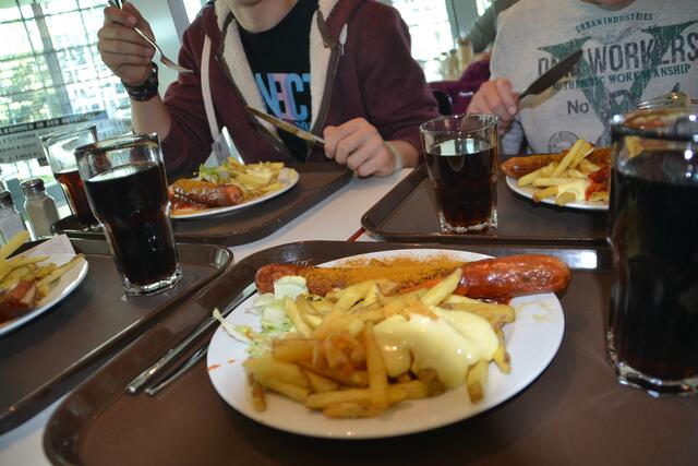 Die Currywurst vor Ort ist ein Muss!