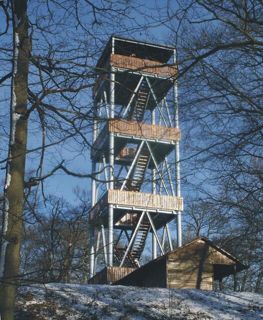 Blick auf den Rimbergturm zu Winteranfang. Das Foto zeigt vorne den jetzigen Wirtsschaftstrakt. Davor stand eine Hütte, die abgerissen werden musste. Jetzt befindet sich dort wieder ein Unterstand gegen Regen. (Das Foto ist in der Zeit vor dem neuen Anbau - vor 2005 - entstanden.)