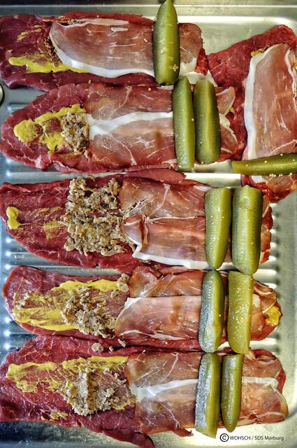... jetzt darauf Gurken aus dem Spreewald. Nun können die Rinderrouladen gerollt und mit einem temporären Spieß verschlossen werden. | Foto: KDH / WOHSCH / SDS Marburg