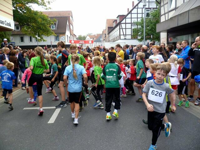 Burgdorfer Spargel-Lauf 2015 – Kinderlauf 660 Meter (2 Runden). - Aufwärmgymnastik.