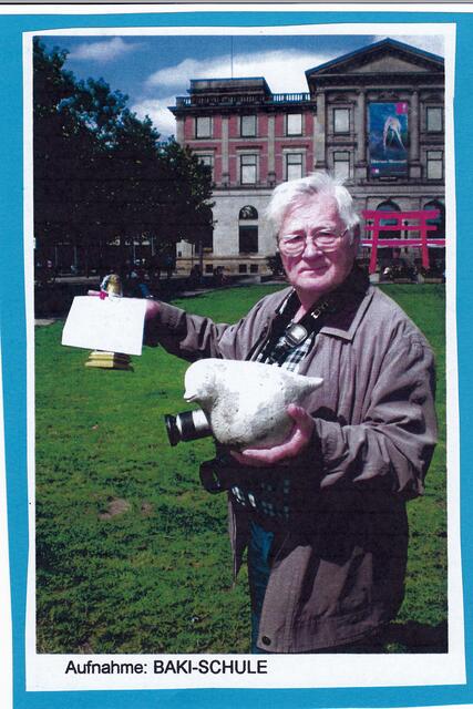 Klaus Fütterer aus Barth (Ostsee) am 15. August 2010 auf dem Bremer Platz der Deutschen Einheit mit der UN-Friedenstaube für China und der Bremer Schultaube