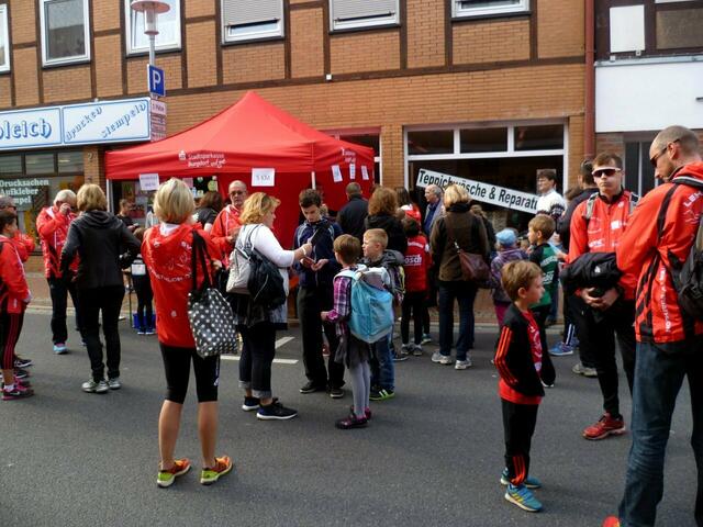 Burgdorfer Spargel-Lauf 2015 – Kinderlauf 660 Meter (2 Runden). - Startnummernausgabe.
