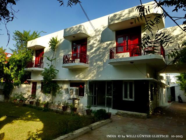 Meine Pension in Bharatpur, oben links mein Balkon