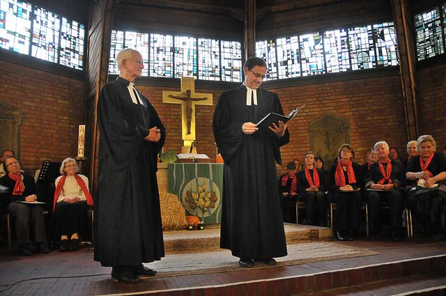 Zum Ruhestand eine Urkunde: Pastor Peter-Gottfried Schmidt (l.) nimmt Abschied.