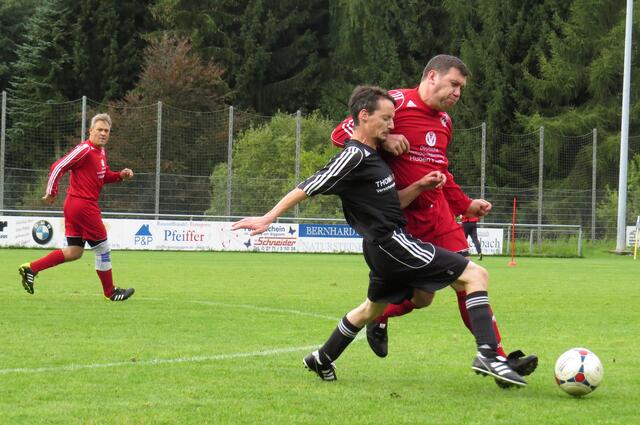 Spielszene aus dem Spiel zwischen der SG Holzhausen/Steinperf und dem FSV Buchenau, Buchenaus Oleg Kutkov (rechts) im Zweikampf mit seinem Gegenspieler