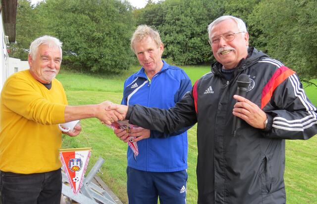 Kreisfußballwart Heinz Schmidt dankte im Rahmen der Pokalübergabe den beiden Schiedsrichtern, Willi Bamberger (VfL Weidenhausen) und Uwe Lang (SV Dernbach)