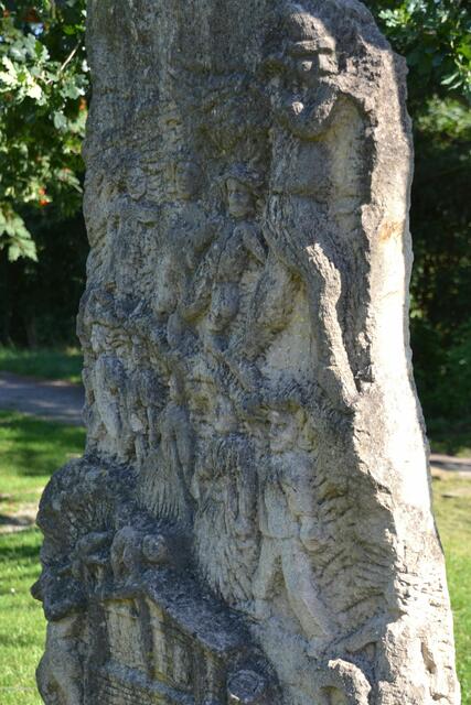 Auf dem Werder in Hameln ist dieser Stein zu finden, der die Sage des Rattenfängers erzählt (Foto: Katja Woidtke)