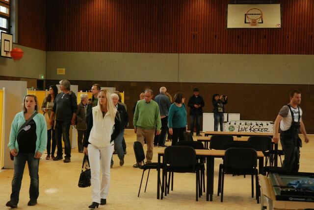 flüchtlinge in Garbsen   08    Berenbostel/Im Hespe, sporthalle, besucherInnen