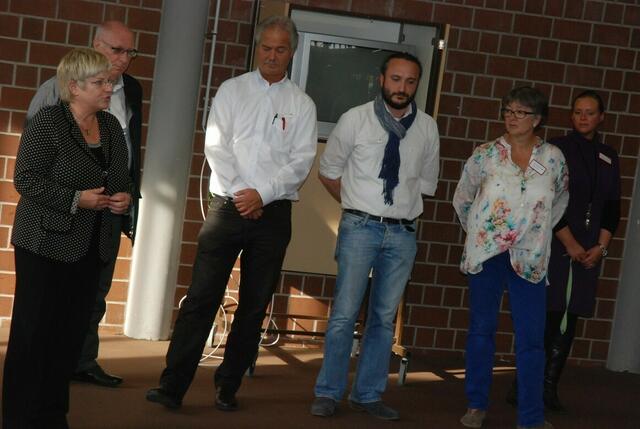 flüchtlinge in Garbsen   05  Berenbostel / Im Hespe,  dezernentin Metge, DRK-team