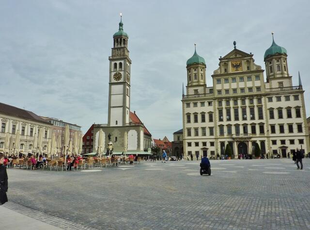 "myheimat Bildband". Rathauaplatz in Augsburg mit dem historischen Rathaus und dem Perlachturm