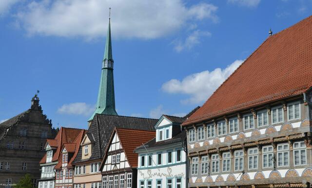 Blick auf die Hausfassaden in der Osterstraße, links das Hochzeitshaus in Hameln (Foto: Katja Woidtke)