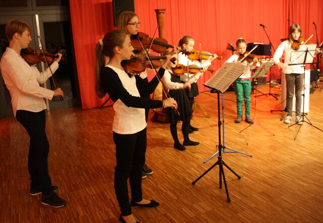 Das Violinensemble der Sing- und Musikschule Neusäß spielte zum Festakt.