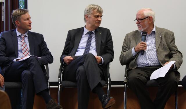 Podiumserzählungen zum Thema "25 Jahre Deutsche Einheit" im Justus-von-Liebig-Gymnasium mit (von links): Richard Greiner, Karsten Schütze und Dr. Nikolaus Legutke.